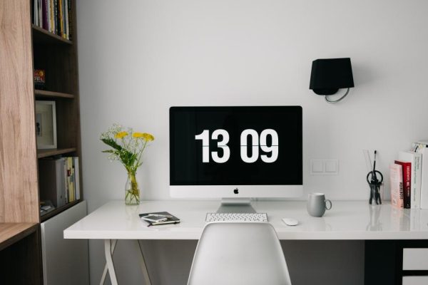 How to Choose the Perfect Computer Table for Your Needs - New iVY Homes